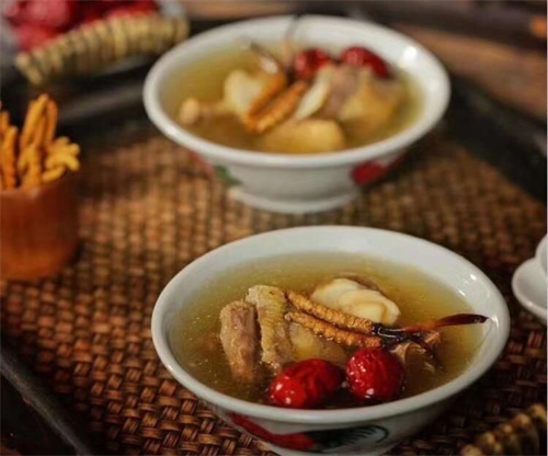 燉冬蟲夏草要放冰糖嗎？可根據(jù)個人口味決定冰糖的用量