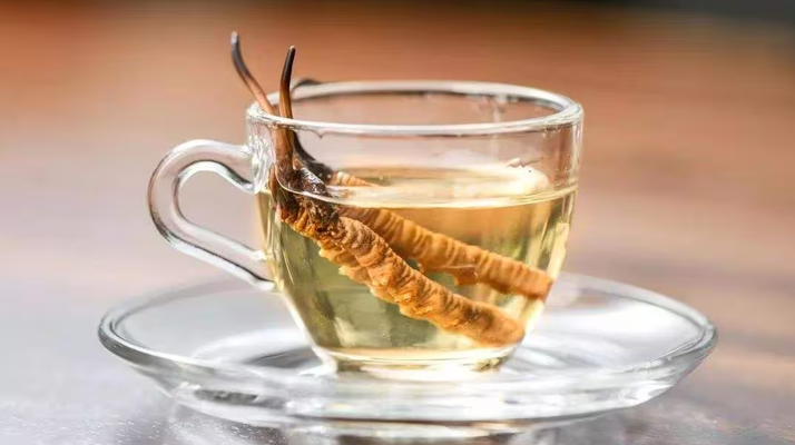 一杯蟲草水，健康新滋味：冬蟲夏草泡水喝的奇妙功效