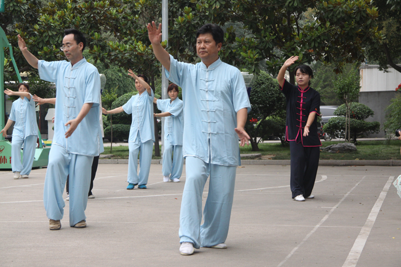 聘請陳式太極拳知名教練教學，開展太極拳興趣小組活動。